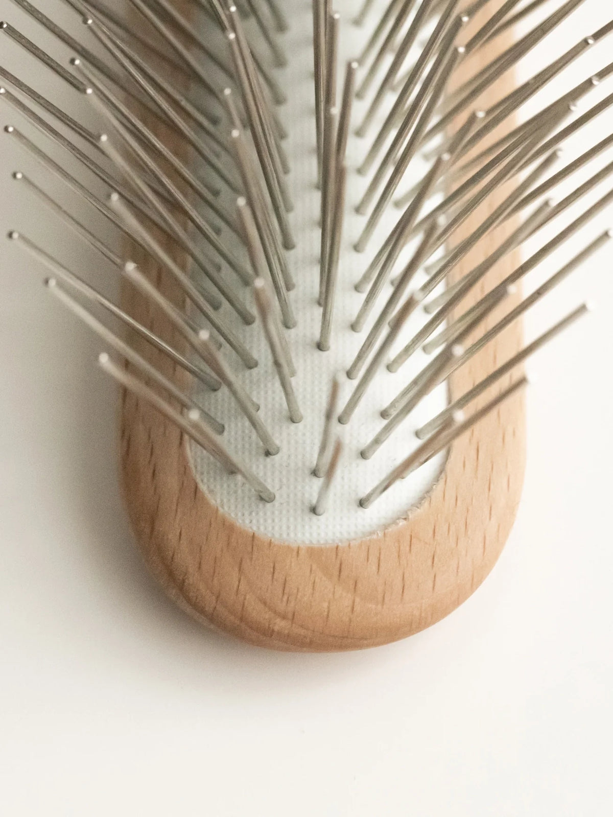 Houten verzorgingsborstel – lange metalen pinnen