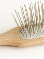 Houten verzorgingsborstel – lange metalen pinnen