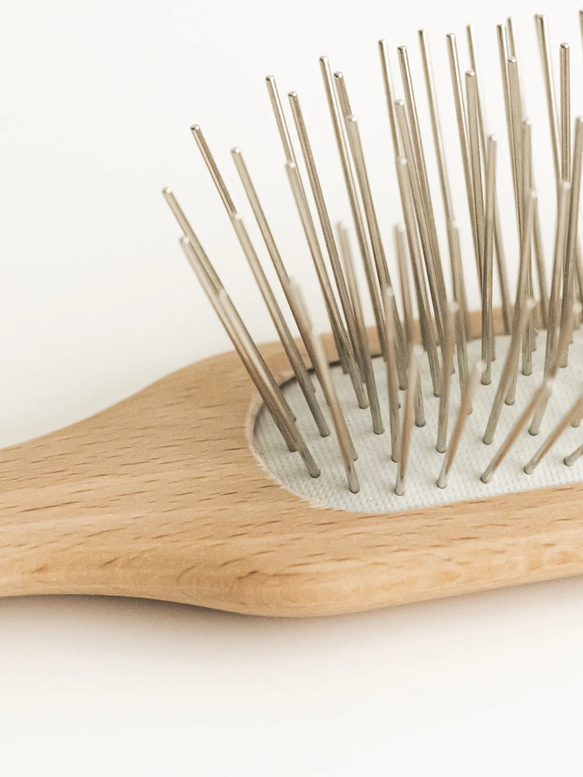 Houten verzorgingsborstel – lange metalen pinnen