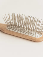 Houten verzorgingsborstel – lange metalen pinnen