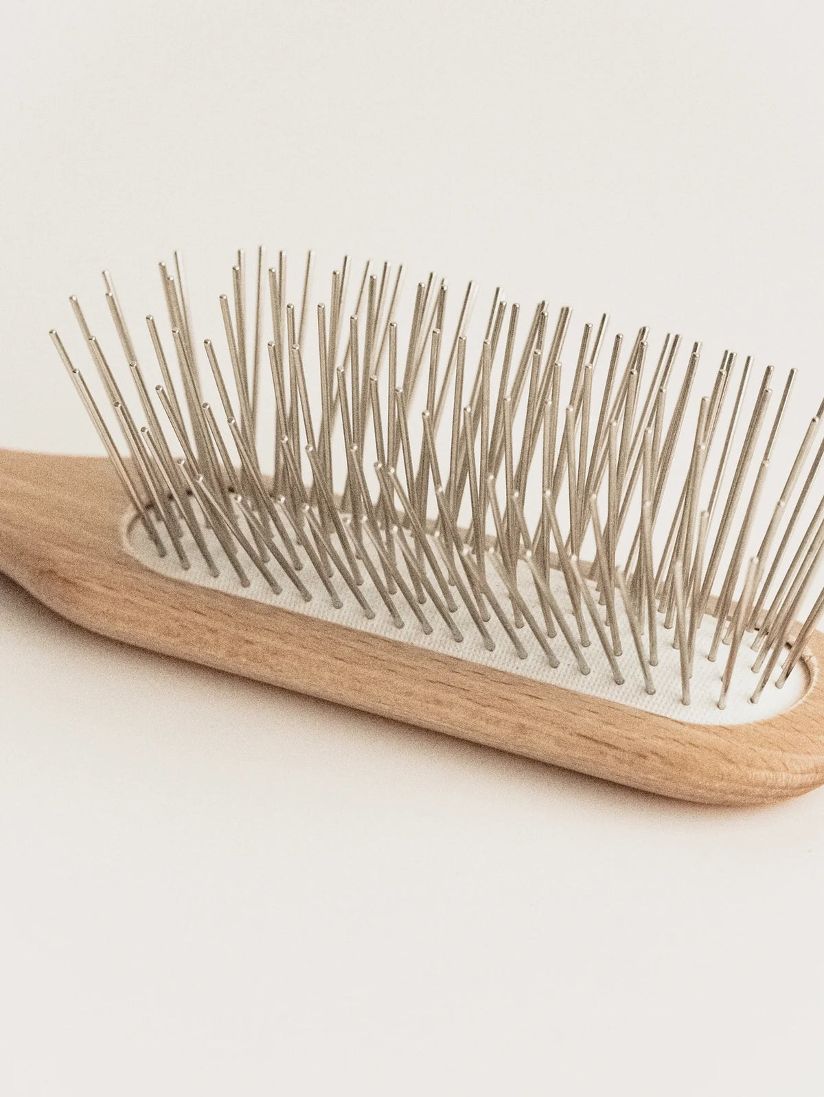 Houten verzorgingsborstel – lange metalen pinnen